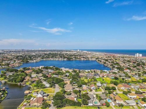 2801 Dominique Dr, Galveston TX 77551-1570 exterior