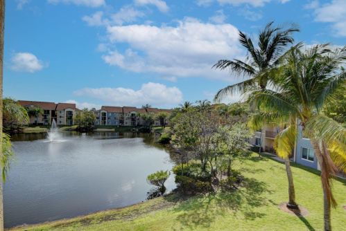 523 Villa Cir, Boynton Beach FL  33435-8912 exterior