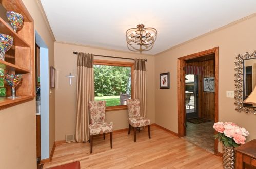 1524 El Rancho Dr, Thiensville WI  53092-5623 exterior