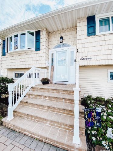 11 Marine Ave, North Lindenhurst, NY 11757-6818