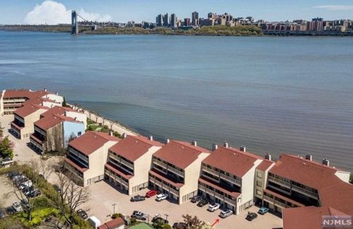 1225 River Rd, Edgewater NJ  07020-1459 exterior