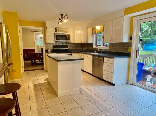 22 Settlers Ln, Salem NH  03079-1253 exterior