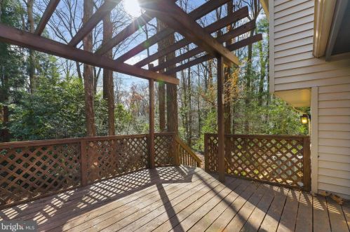 5954 New England Wood Dr, Springfield VA 22015-2910 exterior