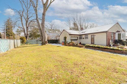 16 Kilburn Ave, Huntington Station, NY 11746-1528