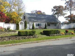9 Longleaf Ln, Gordon Heights, NY 11763-4111