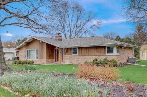 2335 Graylog Ln, Waukesha, WI 53151-2921