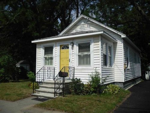 77 Cuthbert St, Schenectady, NY 12302-2930