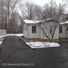 31 Holmes Ter, East Freehold NJ  07728-1718 exterior