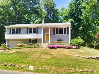 10 Woodland Dr, Clinton, CT 06413-1301