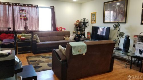512 Cricket Ln, Woodbridge, NJ 07095-1534