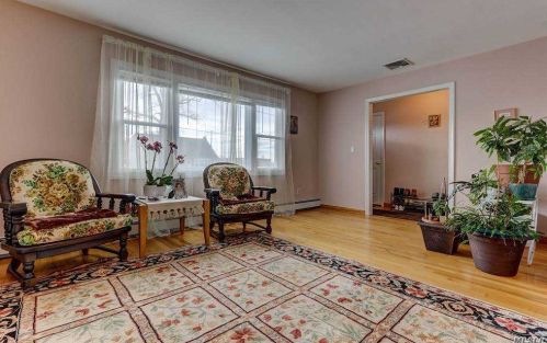 392 42nd St, North Lindenhurst, NY 11757-2407