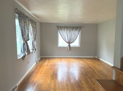 201 Soeder Dr, Glenshaw, PA 15116-3121