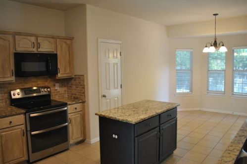 216 Flagstone Dr, Burleson TX  76028-3770 exterior