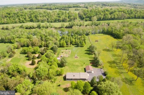 1527 Shenandoah River Ln, Boyce, VA 22620-3218