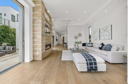 5128 Noble Ave, Van Nuys CA  91403-1376 exterior