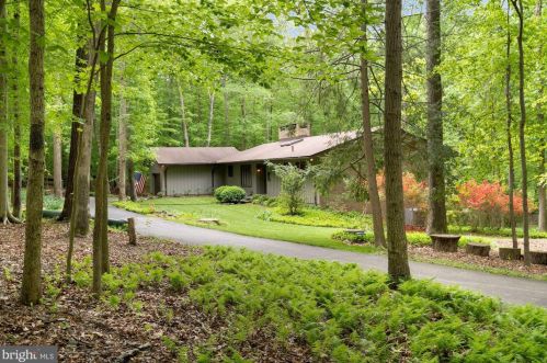9509 Watts Rd, Great Falls, VA 22066-3919