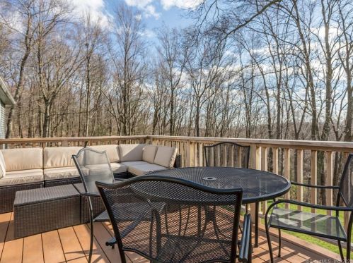 17 Jonathan Dr, Roxbury, CT 06783-1117
