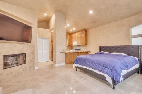 1612 Pacific Coast Hwy, Huntington Beach CA  92648-4434 exterior