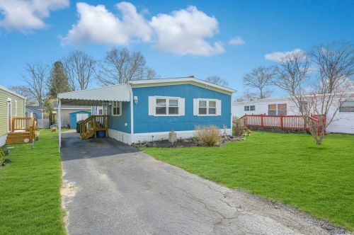 3 Gaye Ln, Bohemia, NY 11716-4009