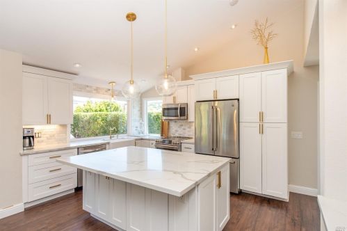 2813 Creekside Rd, Santa Rosa, CA 95405-8733