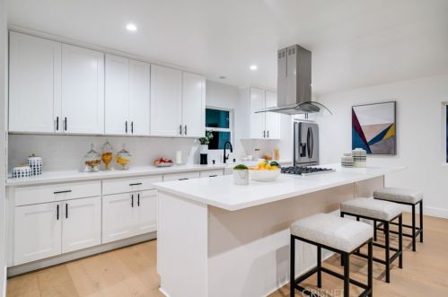 17048 Sherman Way, Van Nuys, CA 91406-3615