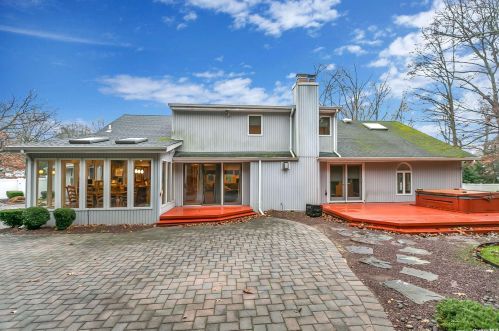 22 Stonywell Ct, Huntington Station NY  11746-5423 exterior