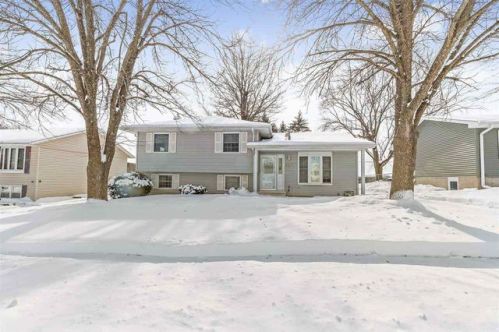 3933 Valdez Dr, Waterloo IA  50701-3530 exterior
