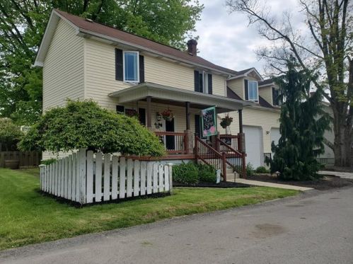 106 Thomas St, Jeannette, PA 15644-1049