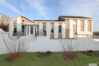 2739 Ocean Ave, Seaford, NY 11783-3422