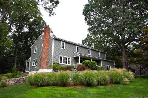 95 Greenleaf Dr, Stamford, CT 06902-1722