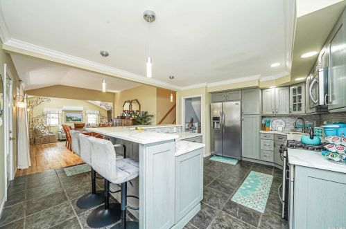 5 Victoria Rd, Babylon NY  11703-1406 exterior