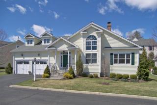 17 Winding Way, Bridgeport, CT 06611-2945