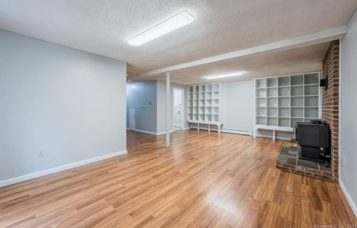 13 Bobwhite Trl, Gales Ferry CT  06335-2002 exterior