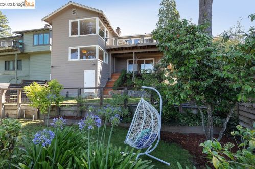 6361 Ascot Dr, Oakland CA 94611-1710 exterior