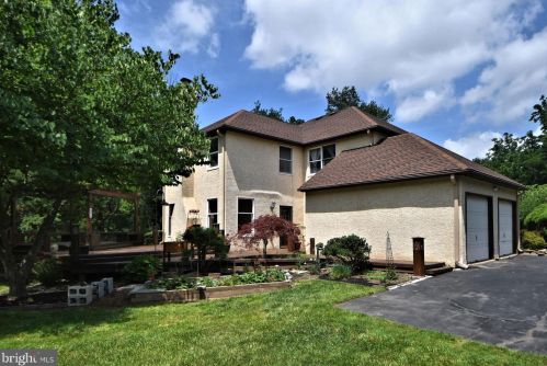 86 Wood Dr, Southampton PA  18966-2214 exterior