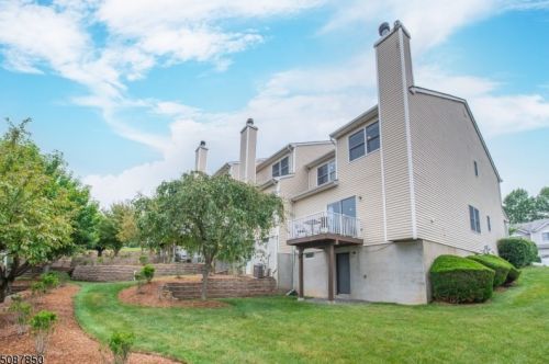 82 Springhill Dr, Greystone Park, NJ 07950-1167