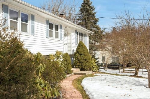 47 Church St, Bedford Hills, NY 10507-1805
