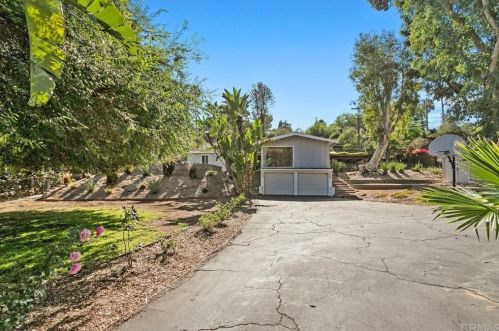 705 Valley Dr, Vista, CA 92084-6440