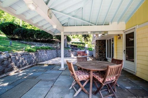 1 Bch Dr, Danbury CT  06812-3425 exterior