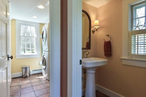 1463 Frenchtown Rd, Warwick RI  02818-1310 exterior
