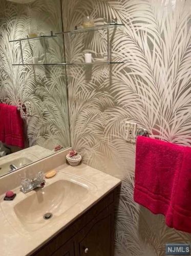 281 Lindbergh Blvd, Teaneck NJ  07666-6542 exterior