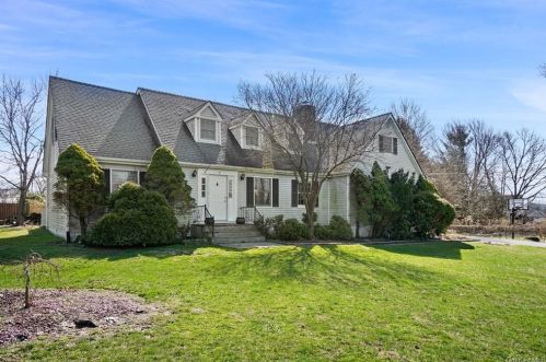 62 Fairmont Rd, Mahopac, NY 10541-3633