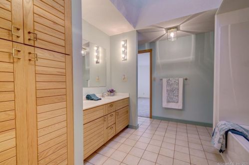 5 Bramble Bush Dr, Niantic CT  06357-1802 exterior