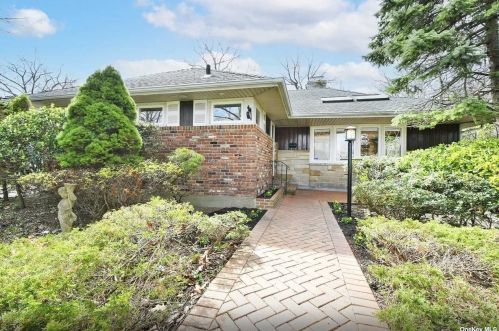 588 Mohawk Rd, Hempstead, NY 11552-3927