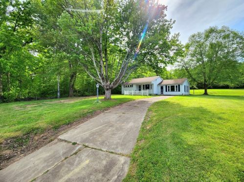 2807 Ivanhoe Rd, Hermitage, PA 16150-3909