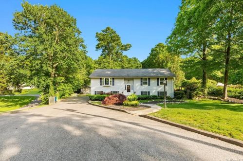 102 Hustis Rd, Nelsonville NY  10516-4109 exterior