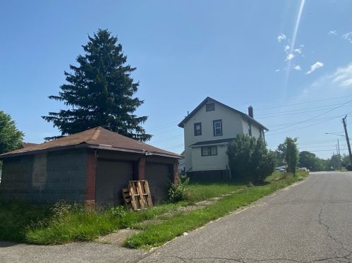 400 Emerson Ave, Hermitage, PA 16121-1830