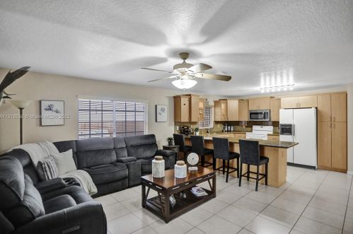 7215 15th Ave, Hialeah FL  33014-3805 exterior