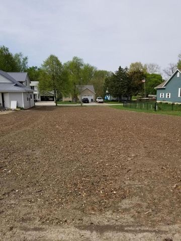 615 8th St, Buchanan, IA 52772-1426