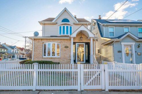 9326 245th St, Floral Park, NY 11001-3917